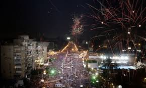 Militärkupp i Egypten?  Nej, snarare historiens största folkfest och en revolution i ordets alla bemärkelser!  Egyptierna kramade varandra på gatorna, skrattade, dansade, sjöng och var planetens lyckligaste människor under några oförglömliga dagar som varade mellan den 28 juni och den 3 juli.  Bekräftelsen på att det är en folkets revolution kom igen 3 veckor senare, den 26 juli 2013, årsdagen för nationaliseringen av Suezkanalen 1956 samt för den gamle kungens uttåg från landet 1952.